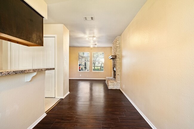 Building Photo - Charming 2 Bedroom, 2 Bath Duplex in a Prime South Austin Neighborhood