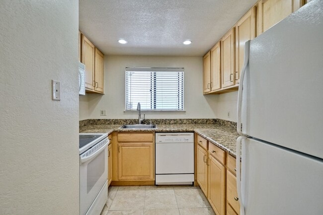 Building Photo - 2201 Monroe #505