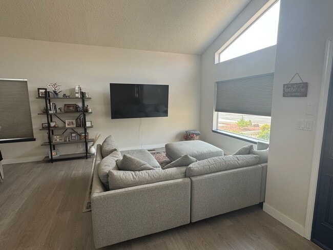 Building Photo - Fully Updated 3BR/2.5BA in Desirable Lampl...