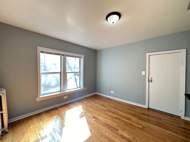 Building Photo - 5679 N Ridge Ave