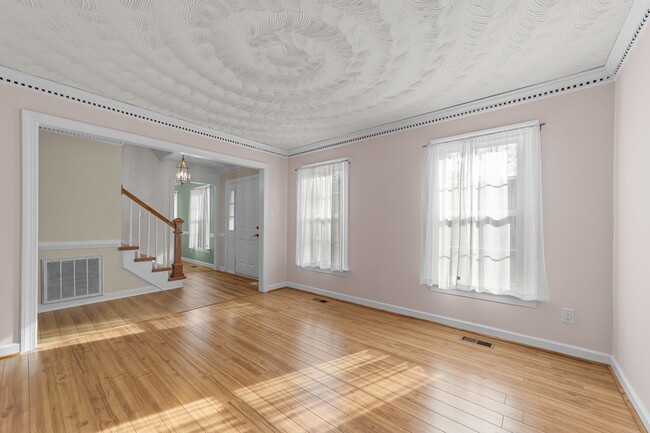 Building Photo - 832 Chalbourne Dr