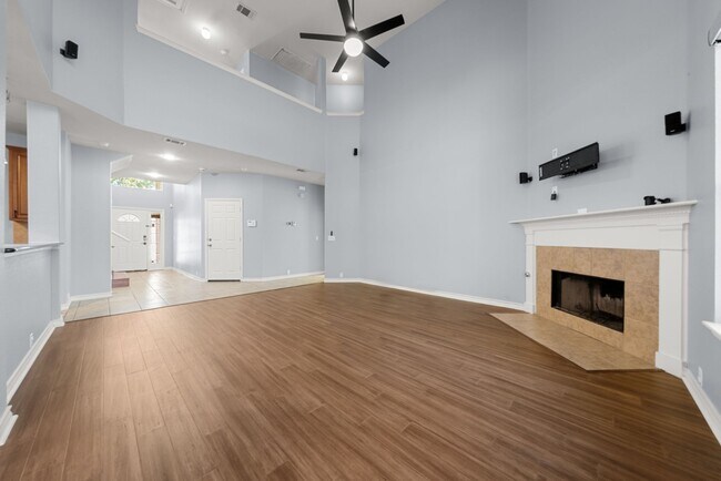 Building Photo - Amazing Pool. stunning 5bed, 3bath, 3Car G...