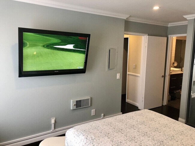 Building Photo - 555 Esplanade