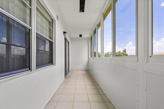 Building Photo - 74 Mansfield B