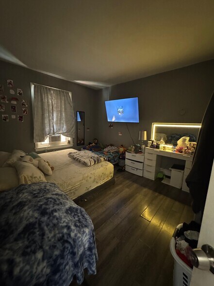 Building Photo - 626 Oak St