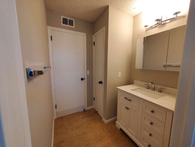 Building Photo - "Charming and Newly Updated 2-Bed Duplex R...