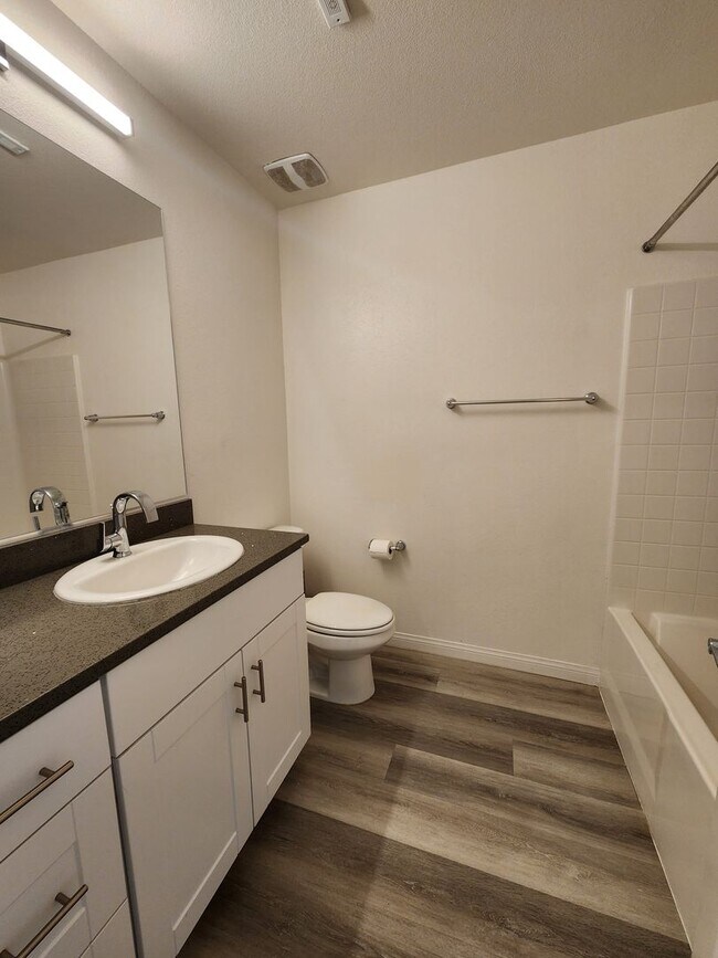 Building Photo - Modern Comfort Meets Vegas Vibes! – Utilit...