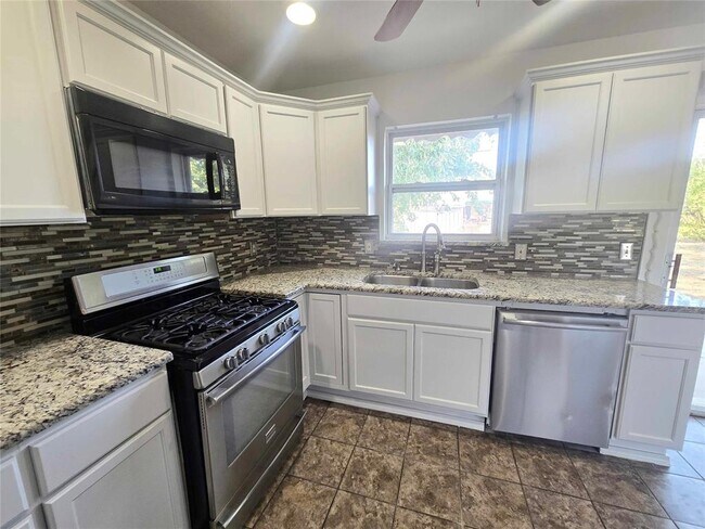 Building Photo - 3325 Beechwood Dr