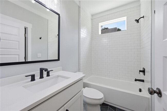 Building Photo - 254 Lamon Ave SE