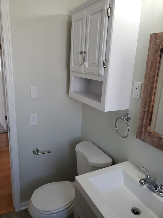 Building Photo - Like New 3 bedroom 1.5 bath  Ranch Near Kellogg and Rock