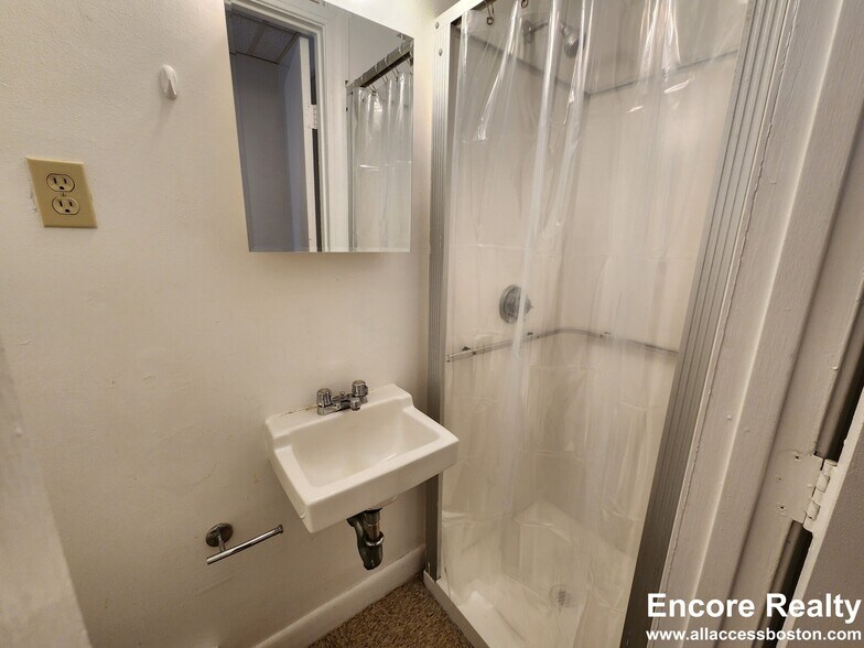 Building Photo - 405 Beacon St