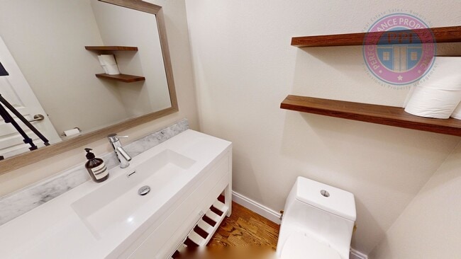 Building Photo - Stylish Townhouse, Luxury Amenities Throug...