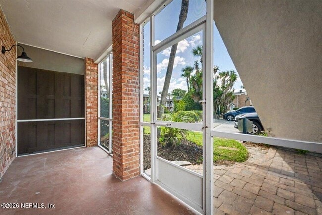 Building Photo - 22 Comares Ave