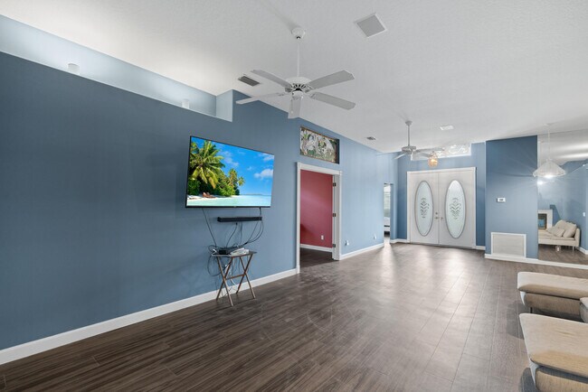 Building Photo - 582 Montevina Dr