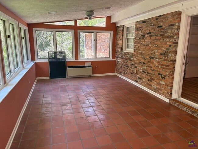 Building Photo - 1442 Maplewood Dr