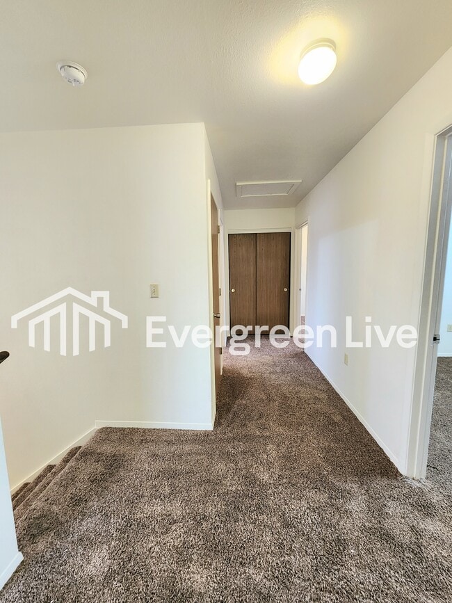 Building Photo - 213 Raven Dr