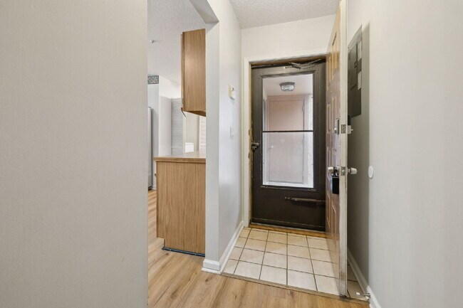 Building Photo - Charming Townhouse Retreat for Rent!