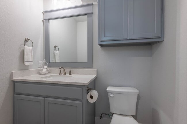 Building Photo - Dreamy Townhome!