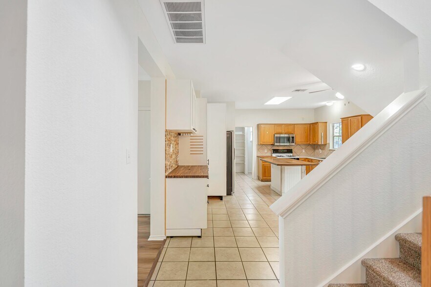Building Photo - 1622 Abbey Ln