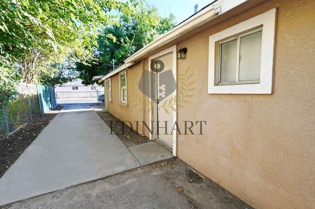 Building Photo - 3643 E Dwight Way