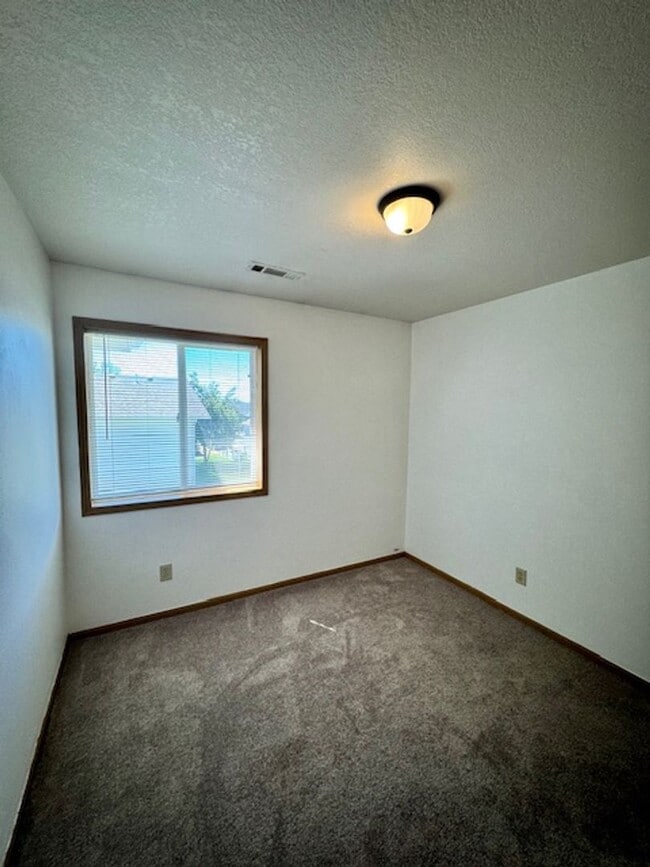 Building Photo - 3 Bedroom 1.5 Bathroom 4plex