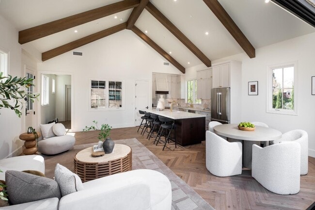 Building Photo - 164 Waverley St