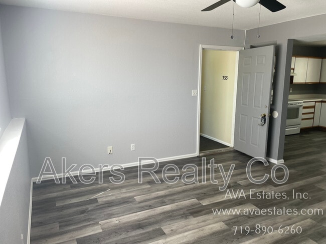 Building Photo - 733 E Laporte Dr