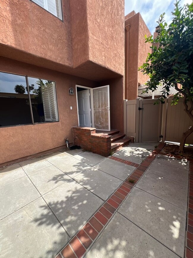 Building Photo - Tri-Level 2bed 2bath Huntington  Beach Home