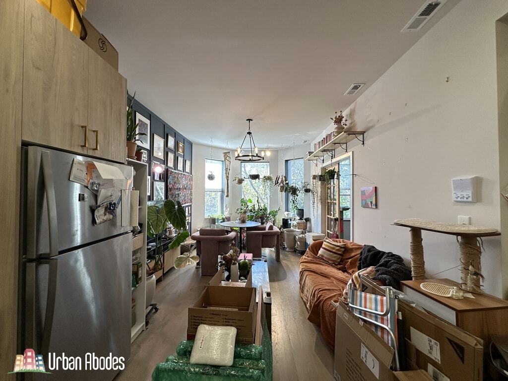 Building Photo - 841 N Mozart St