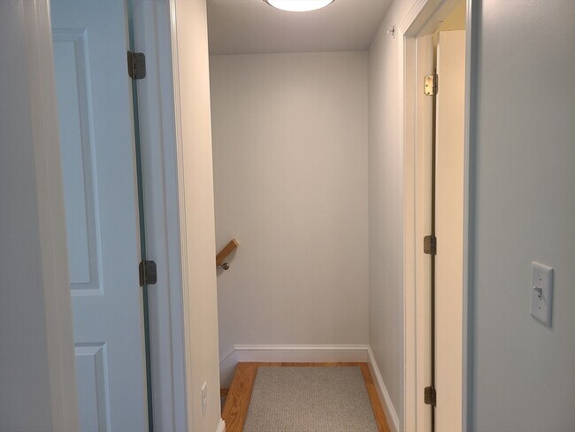 Building Photo - 138 Elm St