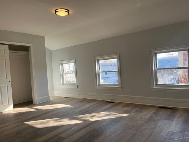 Building Photo - Newly remodeled 2br w off st parking laundry