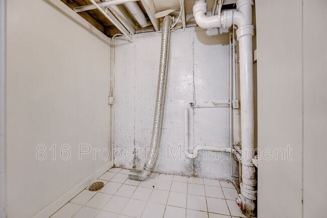 Building Photo - 3828 E 72nd Terrace