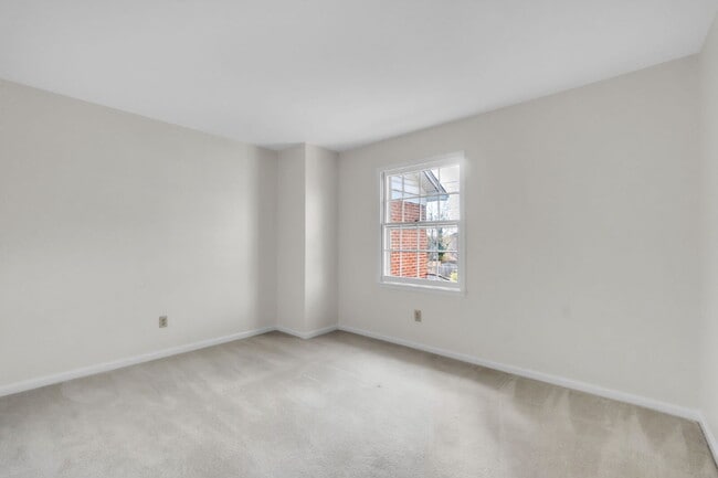 Building Photo - Stylish 3BR / 2.5BA Condo in Wedgewood Townes