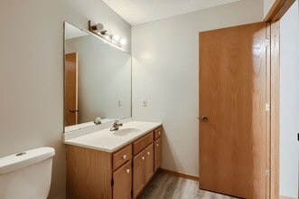Building Photo - Blaine Townhome
