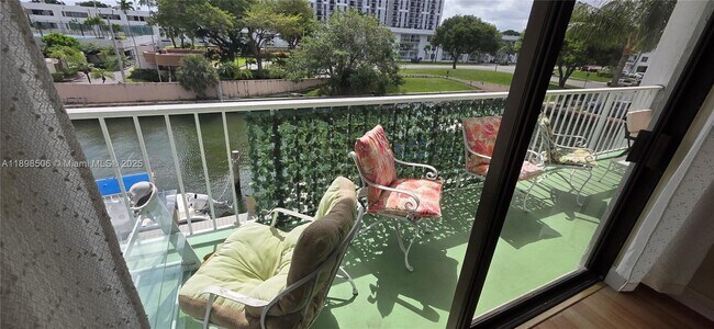 Building Photo - 1650 NE 115th St