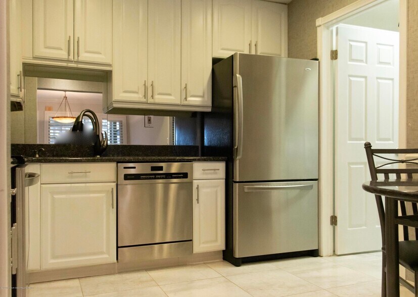 Building Photo - 107 Amberly Dr