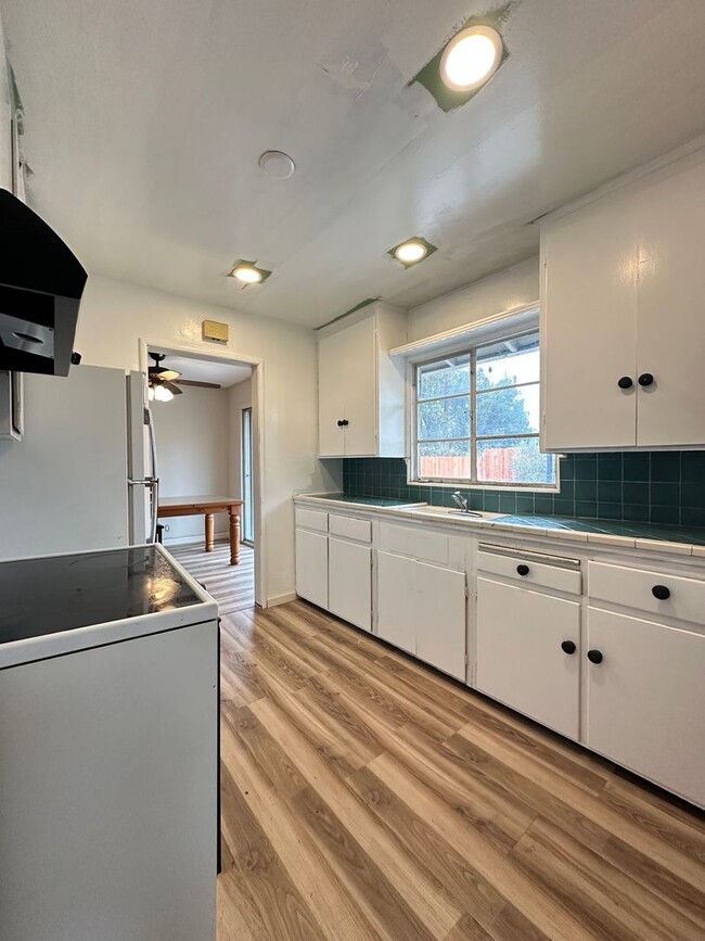 Building Photo - Corner Lot!