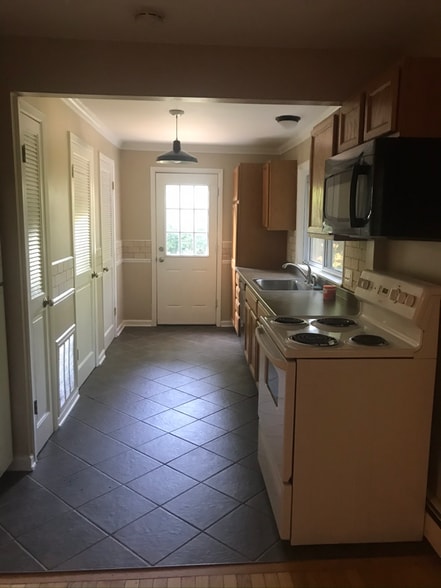 Building Photo - 3799 Fieldview Ave