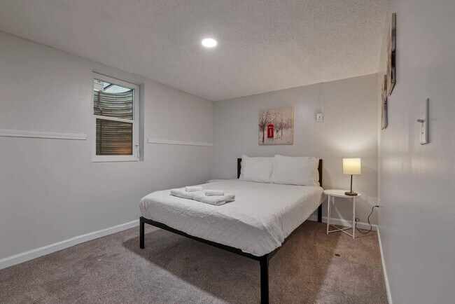 Building Photo - 3695 Montclair Dr