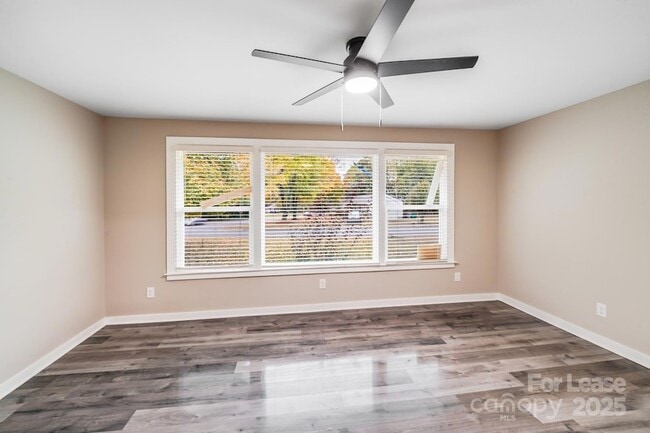 Building Photo - 2301 Shamrock Dr