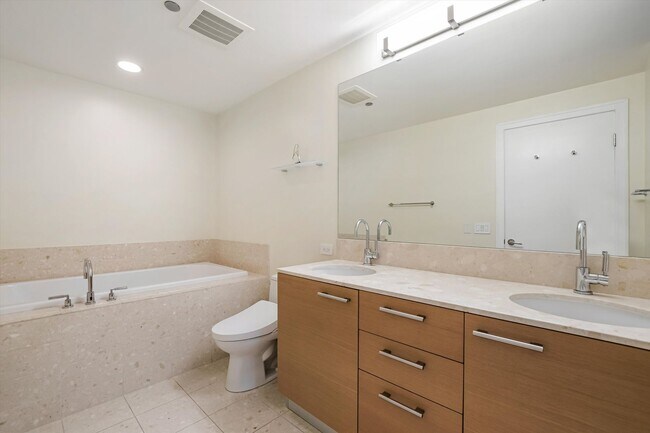 Building Photo - True Luxury Living_2b2b Condo at 340 On The Park