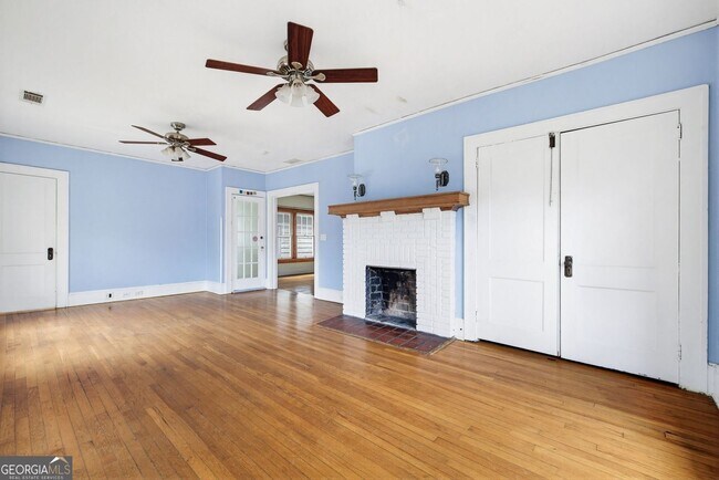 Building Photo - 114 E Maple St