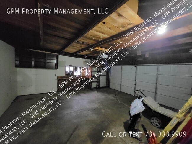Building Photo - Home in Southfield!