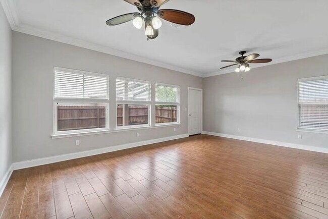 Building Photo - Conveniently located to Hurlburt and Eglin AFB.