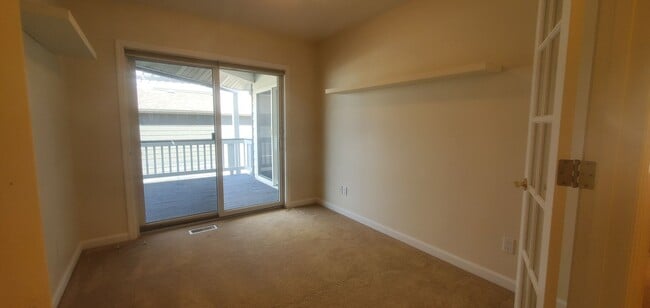 Building Photo - Large 5 bedroom 3 bathroom home!