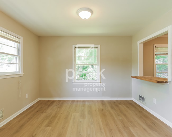 Building Photo - $1300! 3Bed/1Bath in Center Point! Available Now!