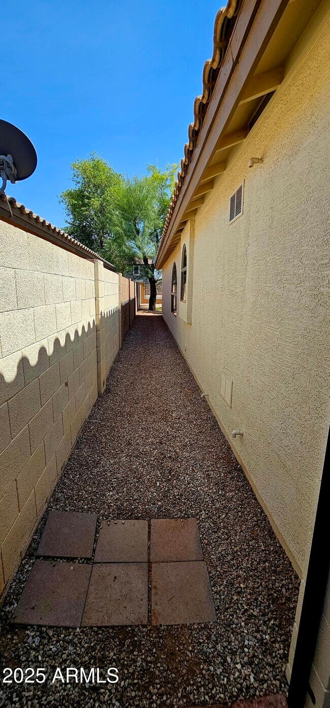 Building Photo - 841 E Lovegrass Dr