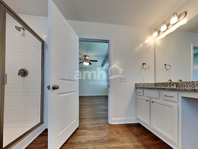 Building Photo - 525 Lateleaf Dr
