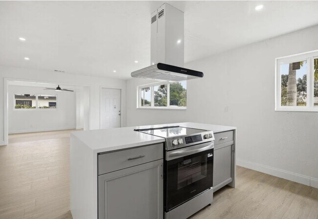 Building Photo - 737 W Ilex Dr