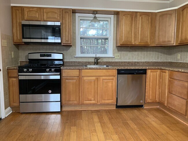 Building Photo - 525 Hilton Dr